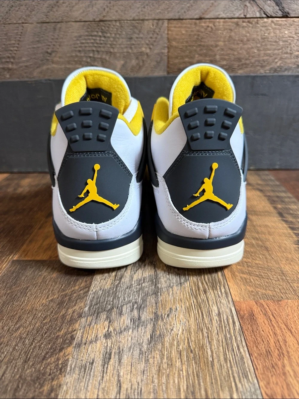 Nike Air Jordan 4 Retro Vivid Sulfur White Yellow Women’s 8.5 Men’s 7 DS